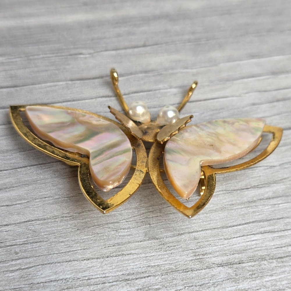 Vintage MOP Shell Butterfly Brooch Gold Tone Mid Century Pearl Accents 50s-60s - Picture 2 of 7